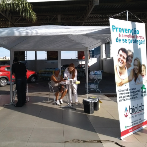 Aferição de pressão e teste rápido de glicemia no Barracão Supermercado jul/18